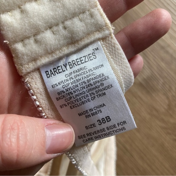 Barely Breezies Underwire Lace Bra sz 38B - Picture 3 of 4